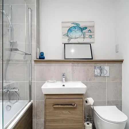 Roomy, Comfortable Near Main Attractions Apartment