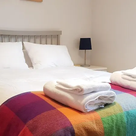East Cromwell - Quiet, Modern 2 Bed 2 Bath With Free Parking And Lift In Leith דירה