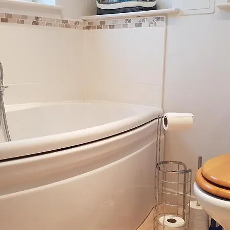 East Cromwell - Quiet, Modern 2 Bed 2 Bath With Free Parking And Lift In Leith דירה