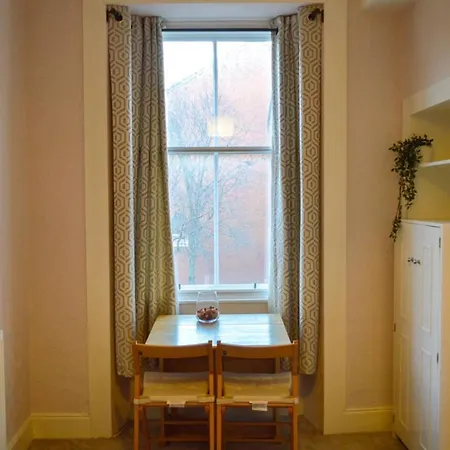 Cosy One Bed West End Flat Ideal For Tourists Apartment Edinburgh