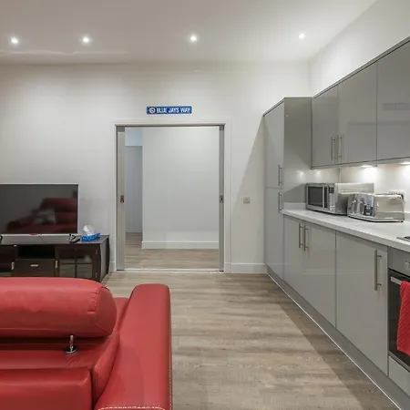 Haymarket Spacious 3 Bedroom Street Level Edinburgh