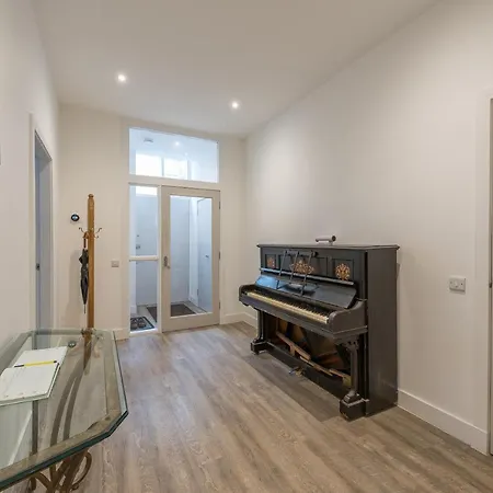 Haymarket Spacious 3 Bedroom Street Level Lägenhet *