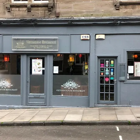 Haymarket Spacious 3 Bedroom Street Level *