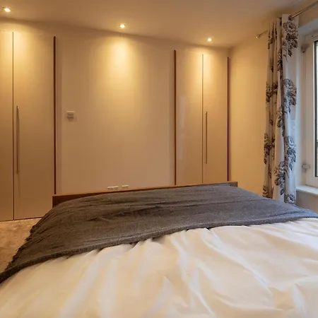 Altido Elegant 2br Apt With Balcony And Parking *
