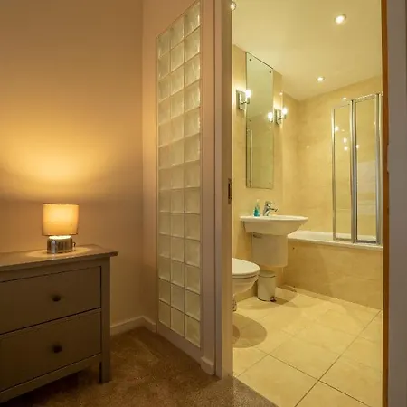 Altido Elegant 2br Apt With Balcony And Parking شقة إدنبرة
