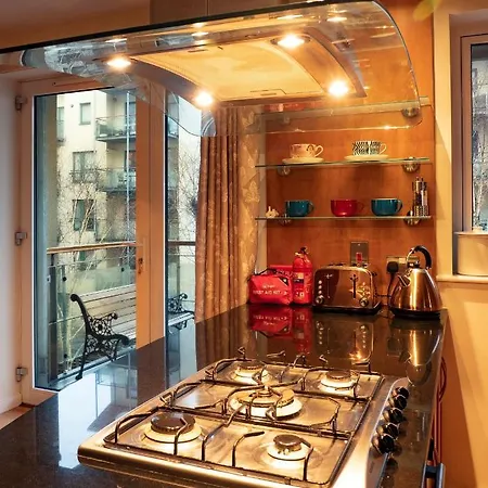 Altido Elegant 2br Apt With Balcony And Parking * إدنبرة