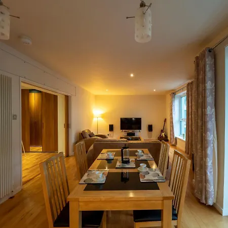 Altido Elegant 2br Apt With Balcony And Parking 아파트 *