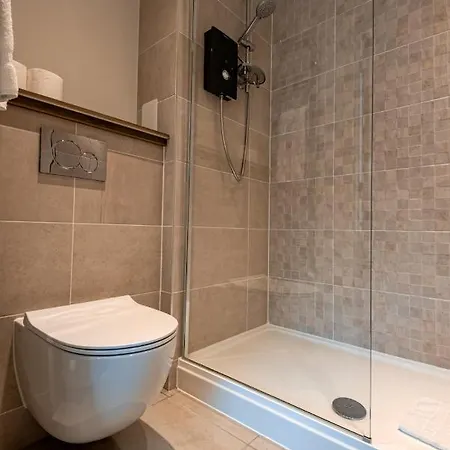 Roomy, Comfortable Near Main Attractions Apartment