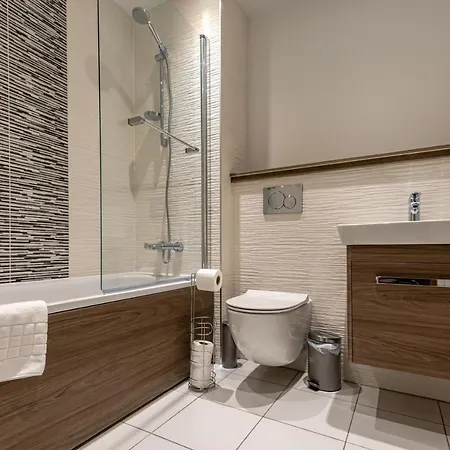 Roomy, Comfortable Near Main Attractions *