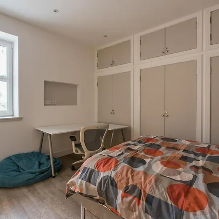 Haymarket Spacious 3 Bedroom Street Level Lägenhet