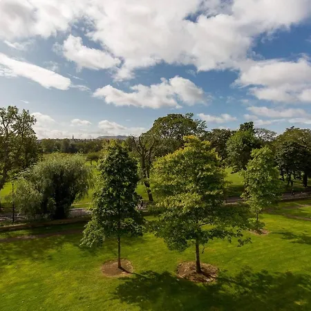 Luxury 3 Bedroom Duplex In The Iconic Quartermile With Stunning Balcony Views