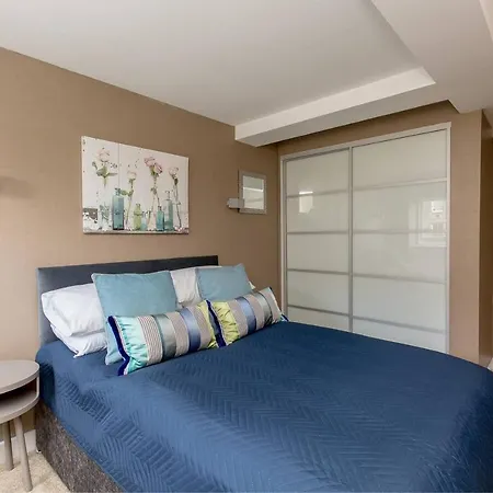 Luxury 3 Bedroom Duplex In The Iconic Quartermile With Stunning Balcony Views *