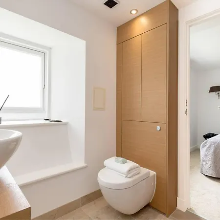 Luxury 3 Bedroom Duplex In The Iconic Quartermile With Stunning Balcony Views