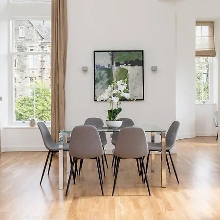 Luxury 3 Bedroom Duplex In The Iconic Quartermile With Stunning Balcony Views شقة