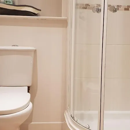 East Cromwell - Quiet, Modern 2 Bed 2 Bath With Free Parking And Lift In Leith דירה
