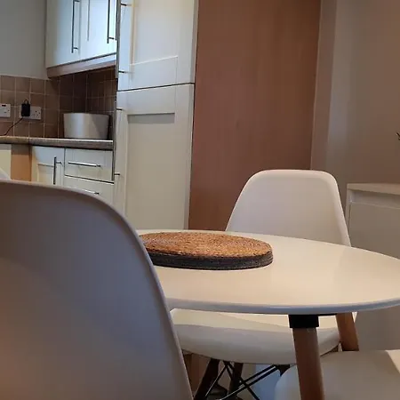 דירה East Cromwell - Quiet, Modern 2 Bed 2 Bath With Free Parking And Lift In Leith אדינבורו