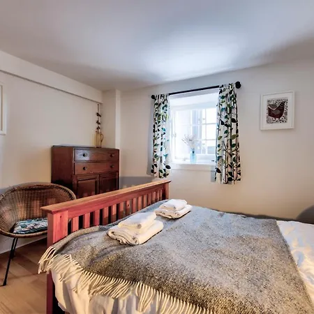 Charming 2 Bedroom Flat In Leith, By Guestready Edinburgh