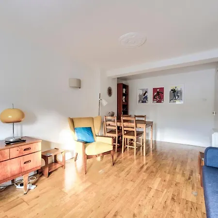 Charming 2 Bedroom Flat In Leith, By Guestready Edinburgh