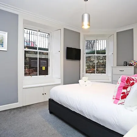 Traditional 2 Bed With Fireplace In New Town, Daire