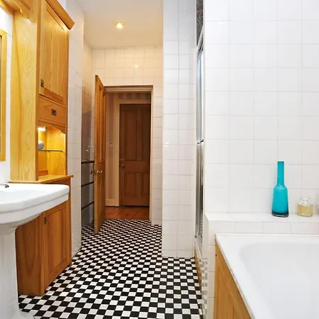 Traditional 2 Bed With Fireplace In New Town, Daire