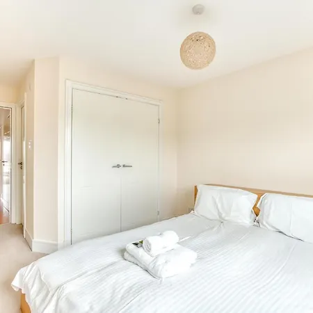 Modern, Bright In Appin Place *