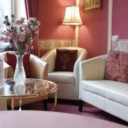 A-haven Townhouse Pensión 3*