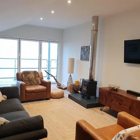 Musselburgh - Stylish 3 Bed With Stunning Sea Views *
