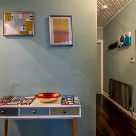 Chic & Stylish 2 Bed On Leith Walk