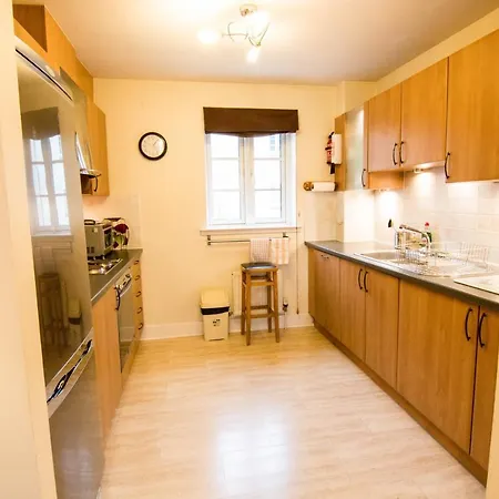241 Fabulous Three Bedroom On The Second Floor With Parking Edinburgh