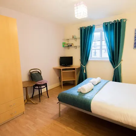 241 Fabulous Three Bedroom On The Second Floor With Parking Edinburgh