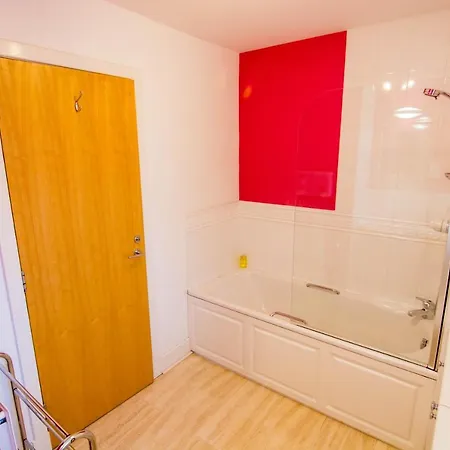 Apartment 241 Fabulous Three Bedroom On The Second Floor With Parking Edinburgh