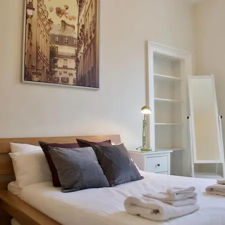 Stylish And Bright Flat In Oxford Street, By Guestready
