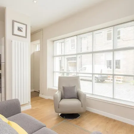 402 Dean Park Mews *
