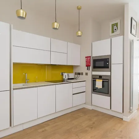 402 Dean Park Mews شقة *