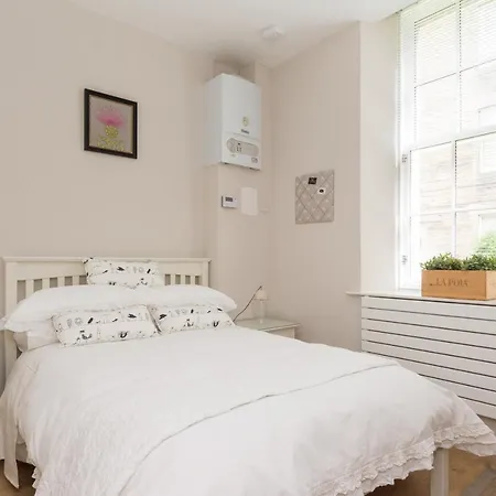 402 Dean Park Mews