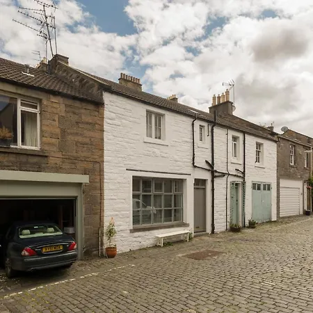 402 Dean Park Mews