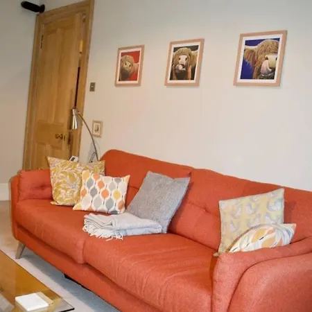 Bright 2 Bed With Views Of Castle Edimburgo