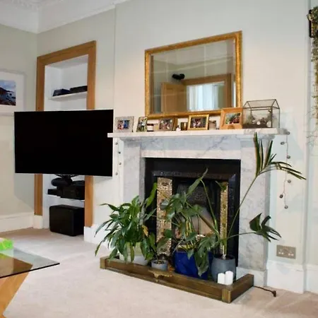 Bright 2 Bed With Views Of Castle