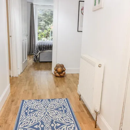 Stead's Place, Apartment *