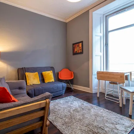 Chic & Stylish 2 Bed On Leith Walk *