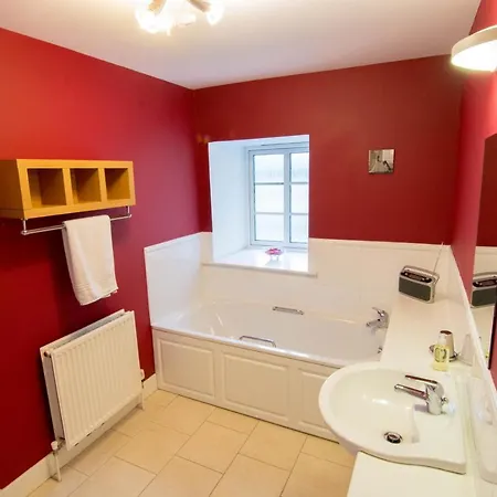241 Fabulous Three Bedroom On The Second Floor With Parking Apartment