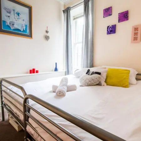 Apartment Three Bedroom Near City Center Edinburgh