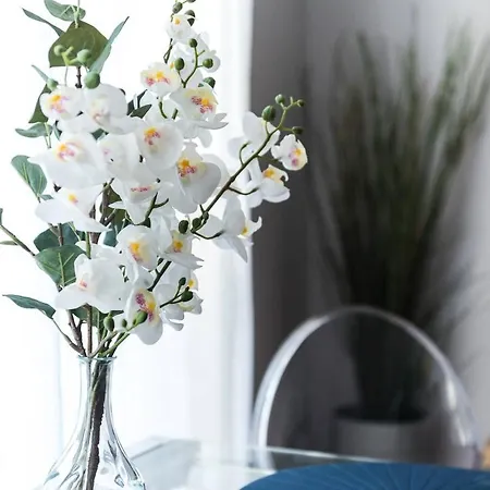Modern And Elegant 1-bdr Apt. Close To City Centre *