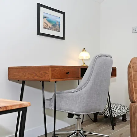 Musselburgh - Stylish 3 Bed With Stunning Sea Views *
