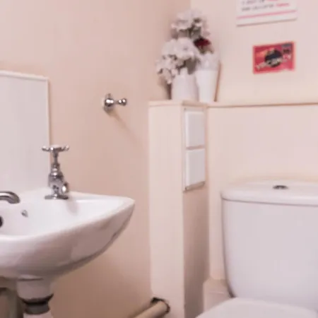 Three Bedroom Near City Center Apartment Edinburgh