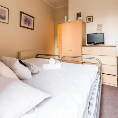 Apartment Three Bedroom Near City Center