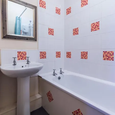 Apartment Three Bedroom Near City Center Edinburgh
