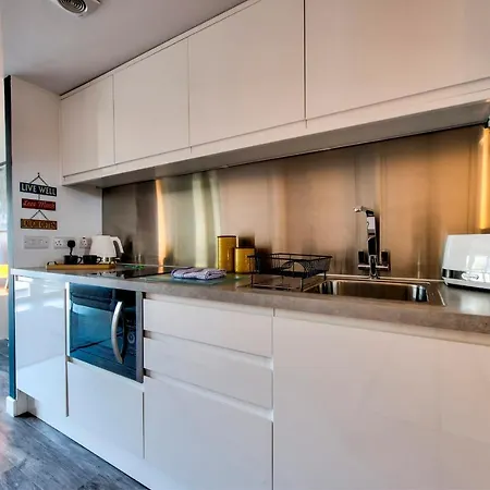 Stylish Flat In Leith By Guestready *