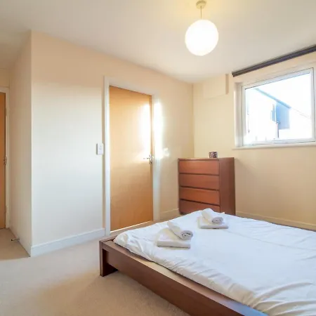 Bright & Spacious 4bd Suburban Apartment Edinburgh