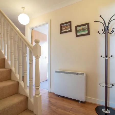 Bright & Spacious 4bd Suburban